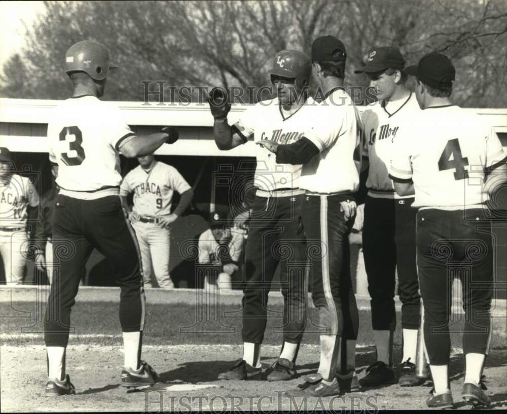 1989 Press Photo Ken Harring greeted by LeMoyne Baseball Teammates after Homerun- Historic Images