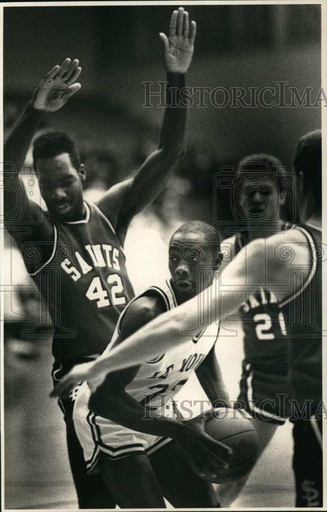 1989 Press Photo Basketball Players Russell Barnes and Deeno Golding at Game - Historic Images