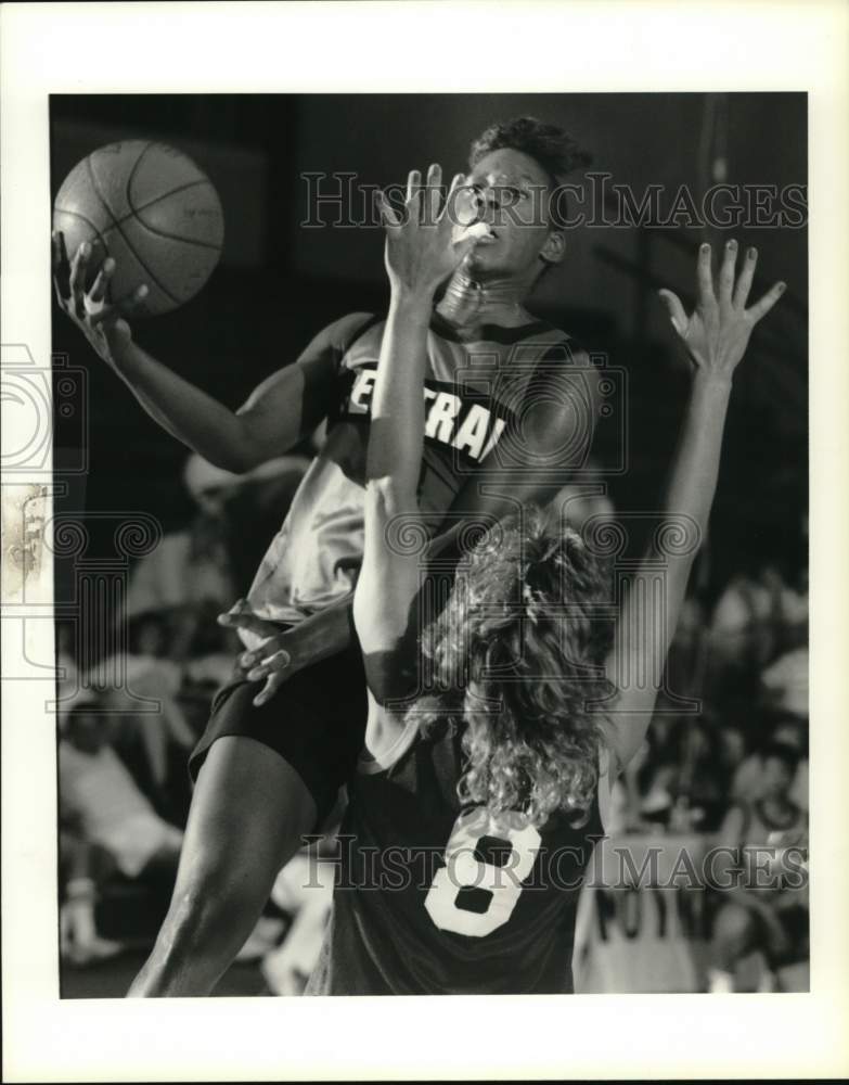 1990 Press Photo Central basketball player Tonya Hendrix goes up for layup - Historic Images