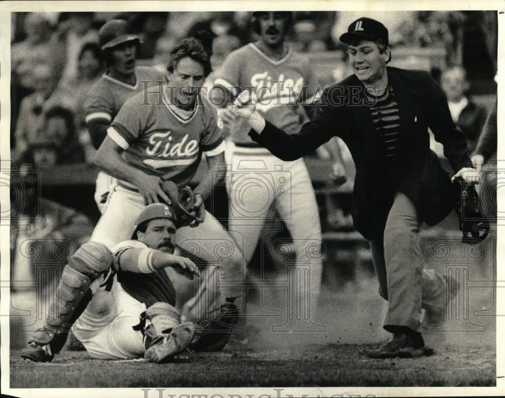 1985 Press Photo John Gibbons and Gary Allenson in Baseball Game with Umpire- Historic Images