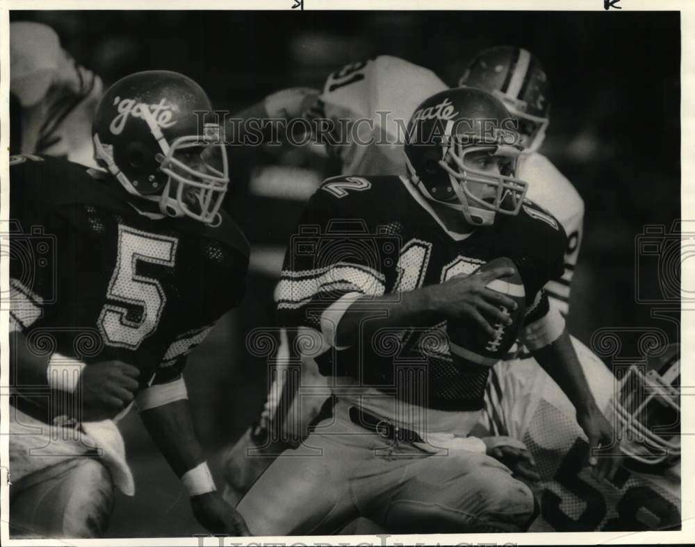 1985 Press Photo Colgate football quarterback Tom Burgess tries to avoid defense - Historic Images