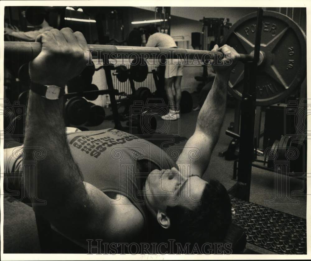 1986 Press Photo Weightlifter Wayne Burgess lifts barbell at the Hercules Gym- Historic Images
