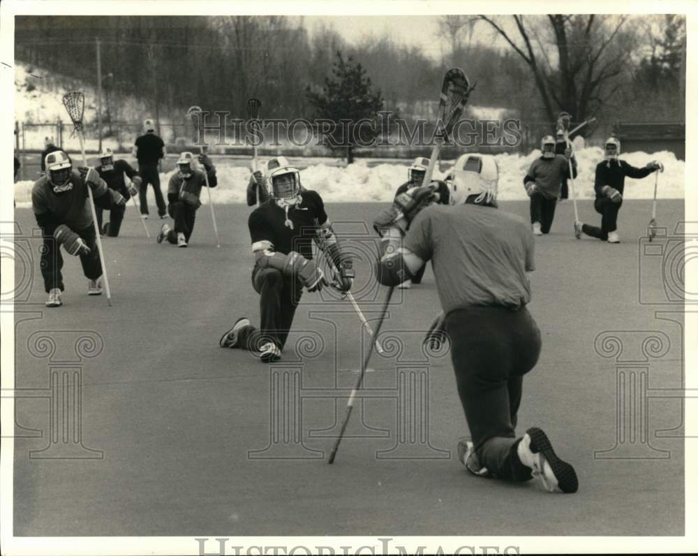 1985 Press Photo Syracuse University lacrosse team loosens up at Coyne Field- Historic Images