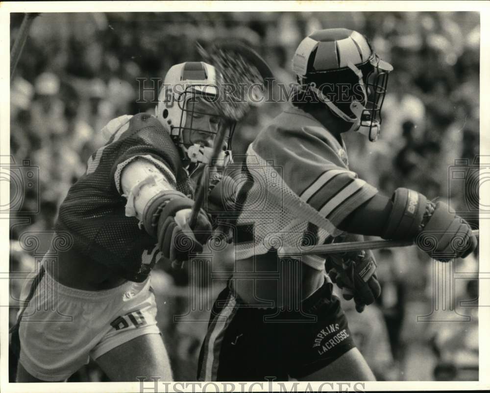 1985 Press Photo Syracuse U lacrosse player Brad Koty checks Greg Mathews- Historic Images