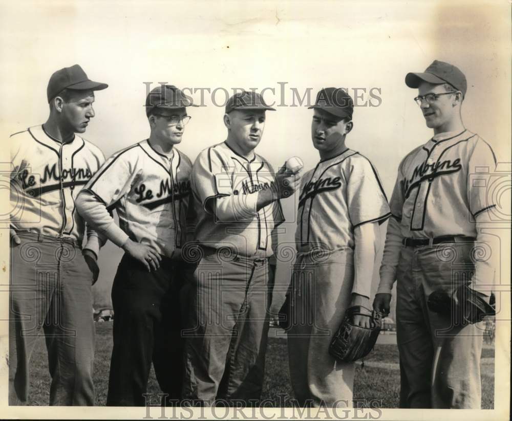 1958 Press Photo LeMoyne College baseball Tommy Niland talks to pitchers - Historic Images