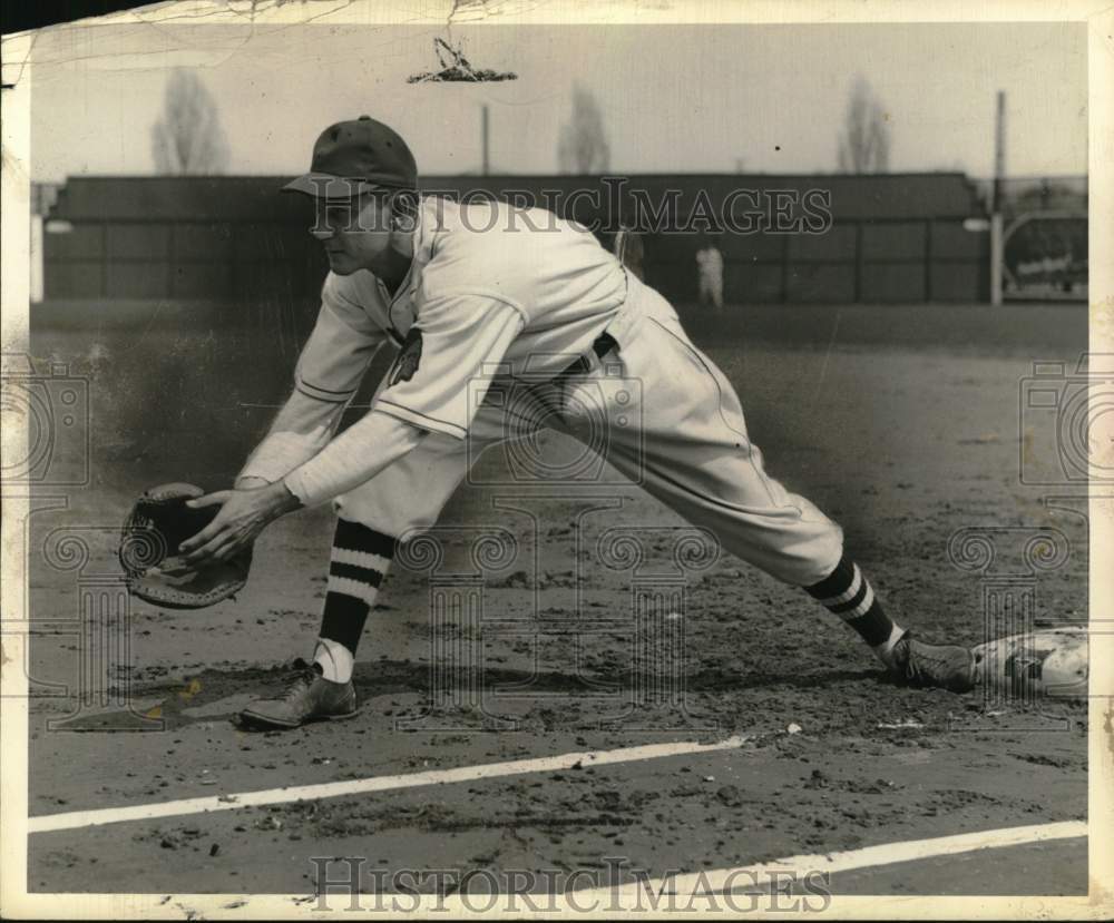Press Photo Syracuse Chiefs baseball player Ed Shockes reaches for the ball- Historic Images