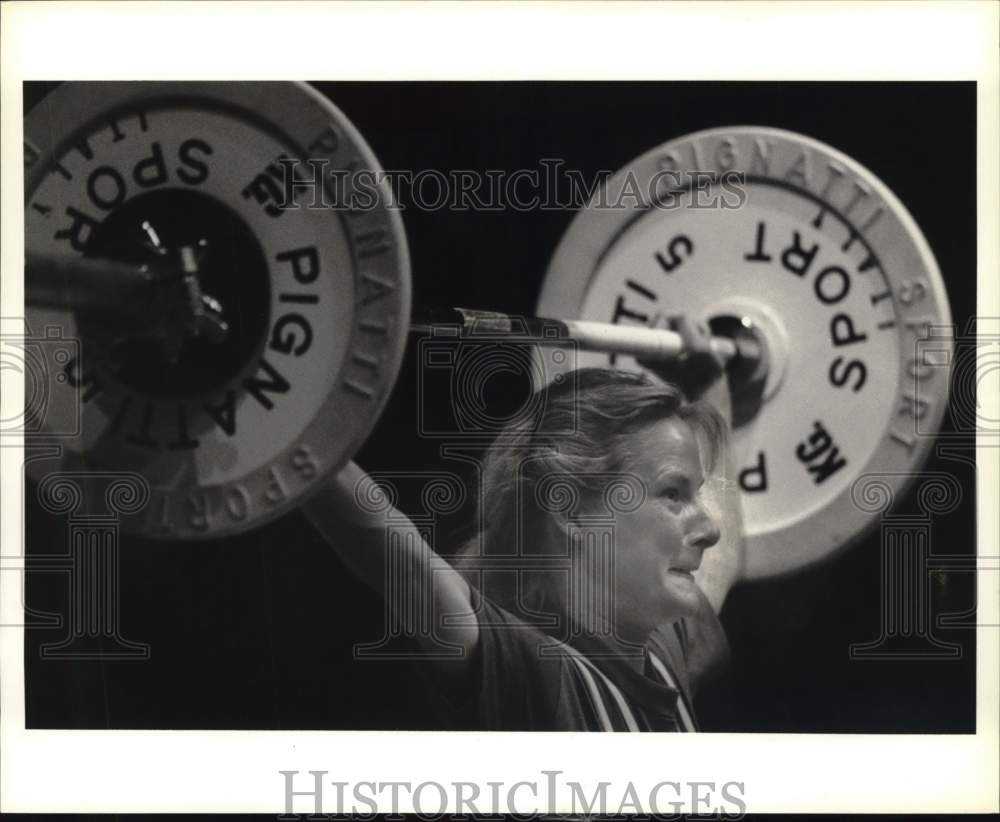 1990 Press Photo Weightlifter Jeryl Alibrandi of Bronxville, NY lifts barbell up - Historic Images