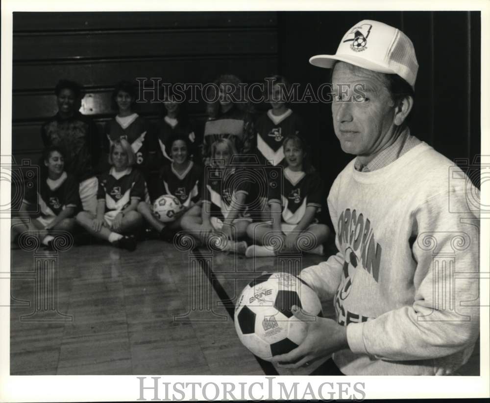 1990 Press Photo Hurricanes soccer Dick Meier poses in front of the team - Historic Images