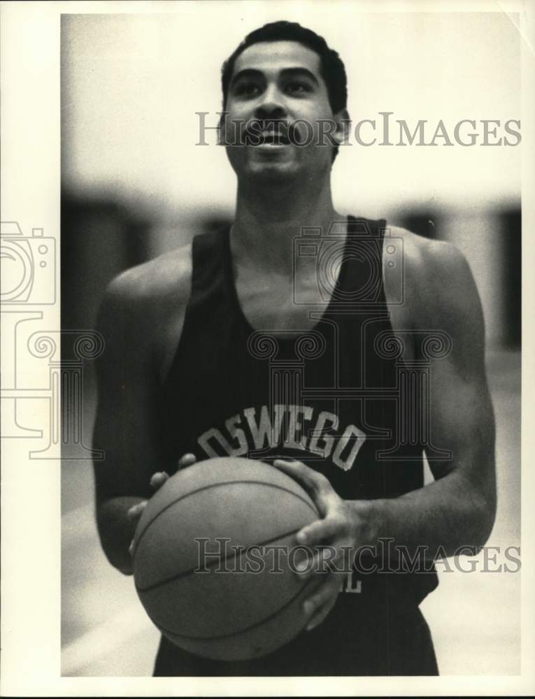 Press Photo Oswego basketball player Henarius Burke looks to shoot the ball- Historic Images
