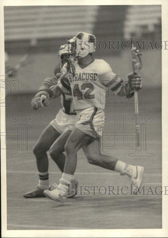 1986 Press Photo Syracuse U lacrosse player Tom Korrie battles Jeff Bleakley - Historic Images