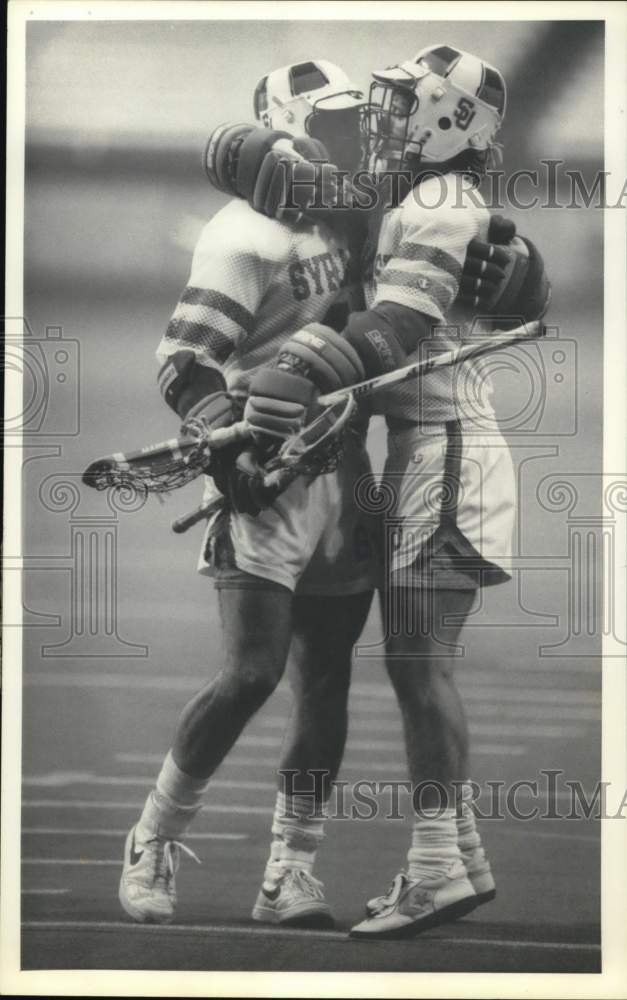 1986 Press Photo Syracuse U lacrosse player Tom Korrie hugs Gordie Mape - Historic Images