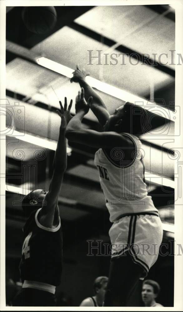 1988 Press Photo LeMoyne College basketball player Julius Edwards shoots ball - Historic Images