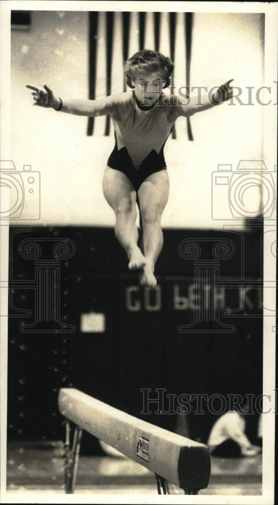 1986 Press Photo Gymnast Lori Cinotti leaps in air during balance beam routine - Historic Images