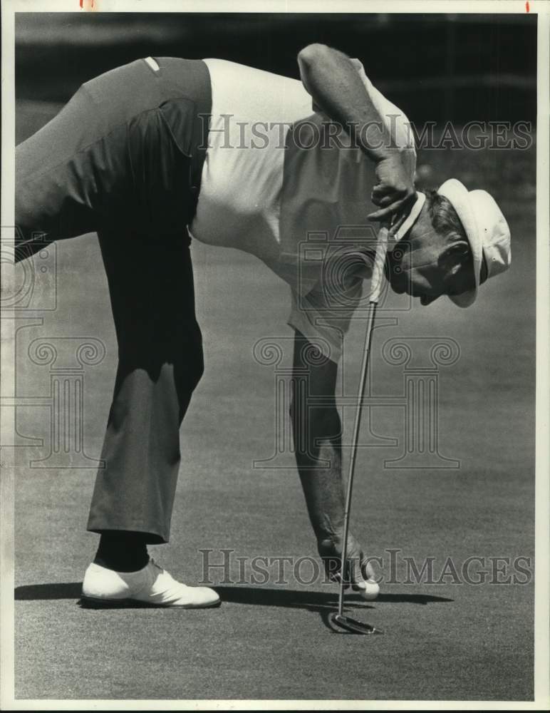 1986 Press Photo Golfer Bob Erickson marks his ball on green at Lafayette CC, NY - Historic Images