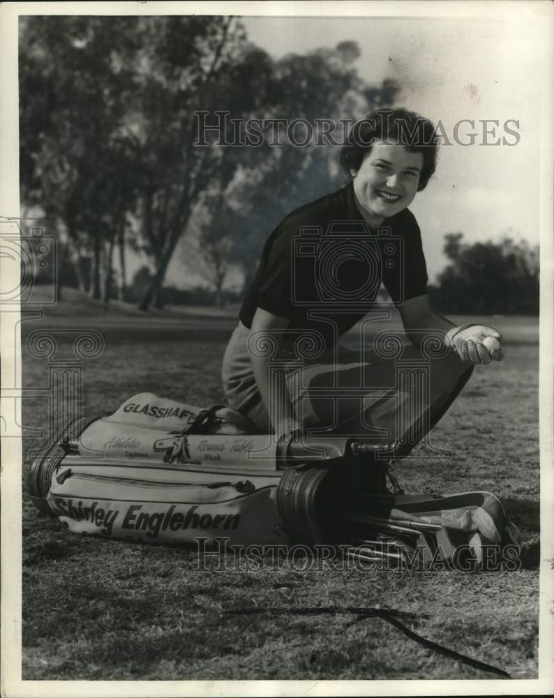 1961 Press Photo Professional golfer Shirley Englehorn poses by her golf bag - Historic Images