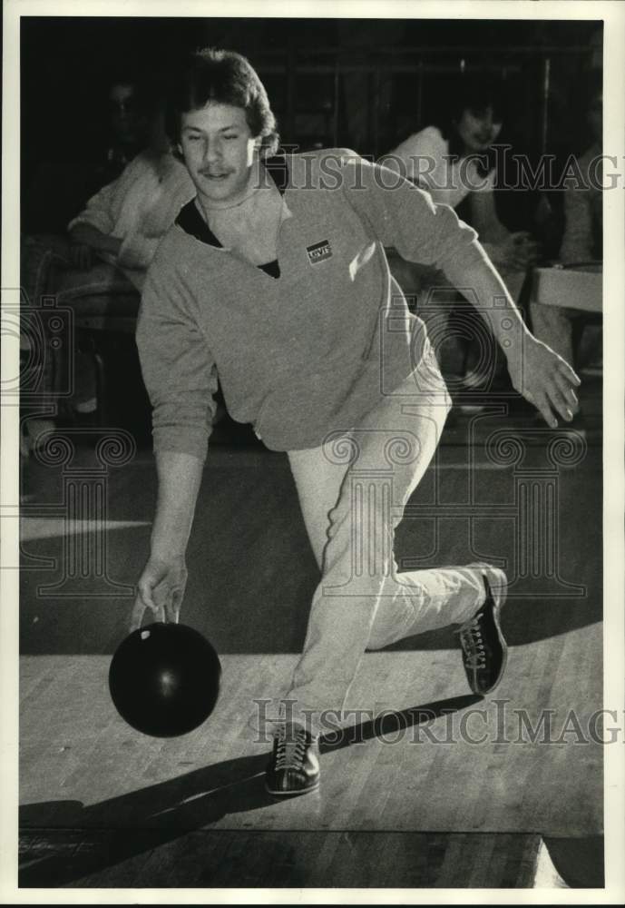 1988 Press Photo Bowler John Colwell throws ball down alley at Rock and Bowl, NY- Historic Images