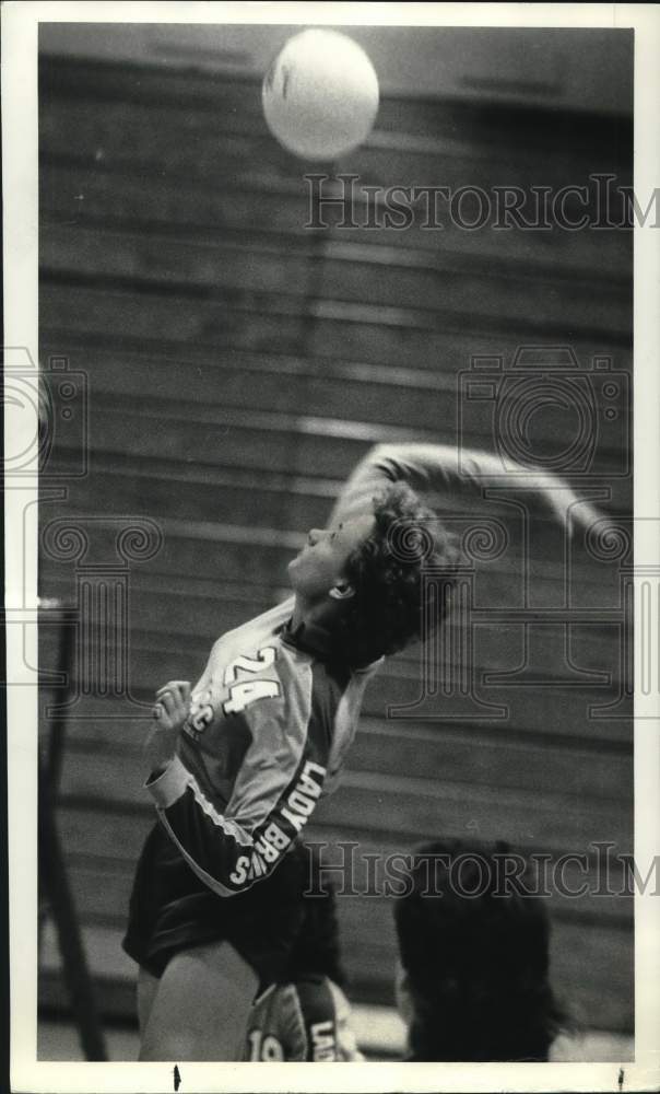 1987 Press Photo Onondaga CC volleyball player Amy Crandall goes up for a spike - Historic Images