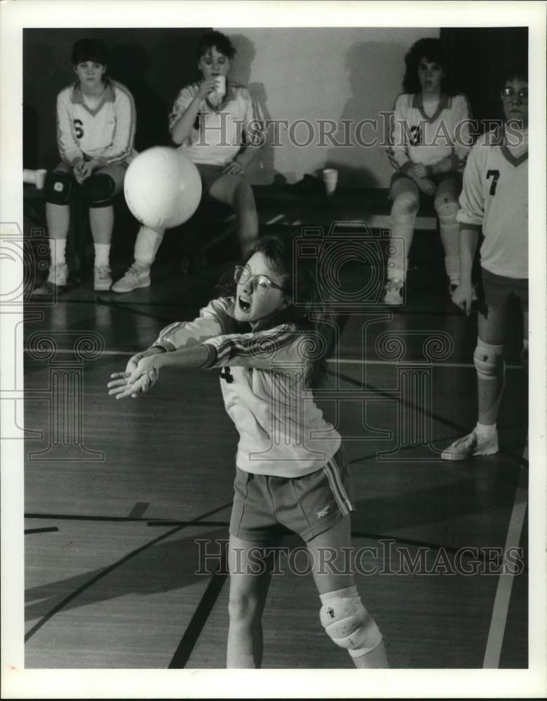 1990 Press Photo Living Word Academy volleyball player Sarah Snyder bumps ball- Historic Images