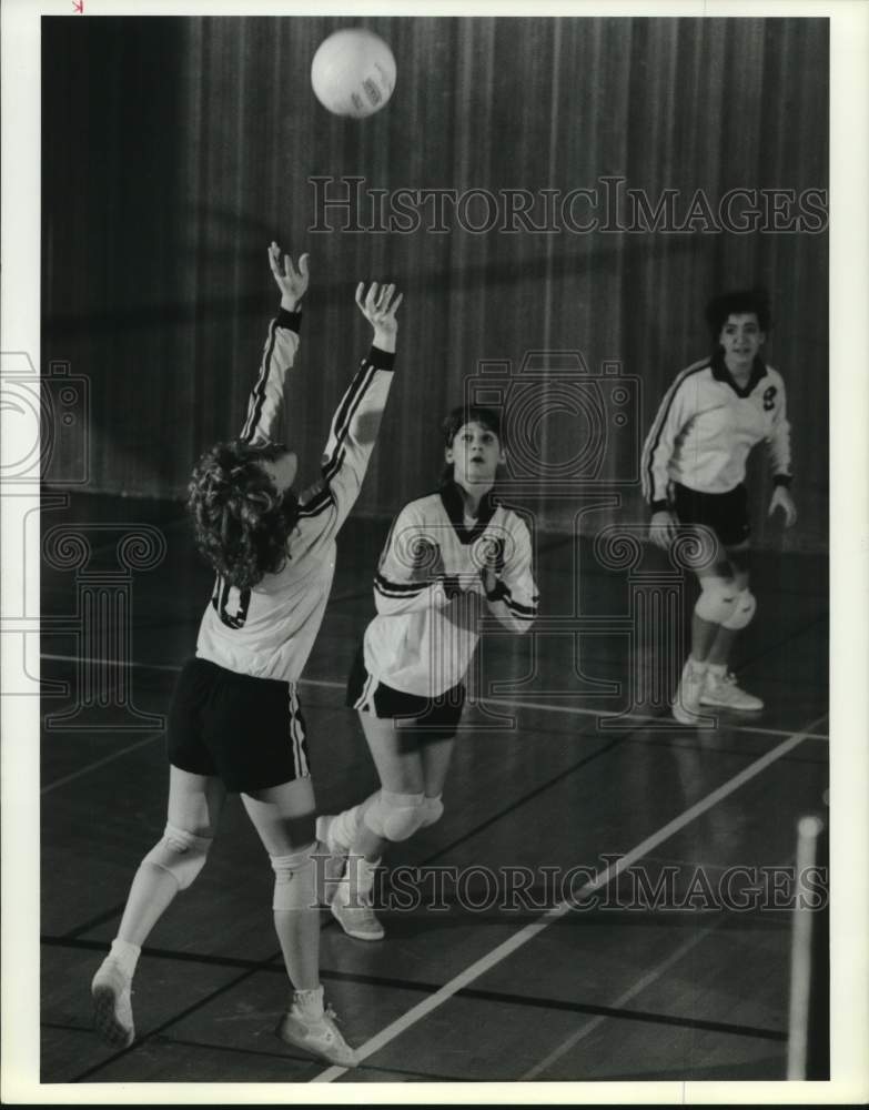 1990 Press Photo Fayettevill-Manlius volleyball player Katie Dutch sets up ball- Historic Images