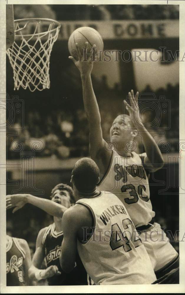 1985 Press Photo Syracuse University basketball player Derek Brower shoots ball- Historic Images