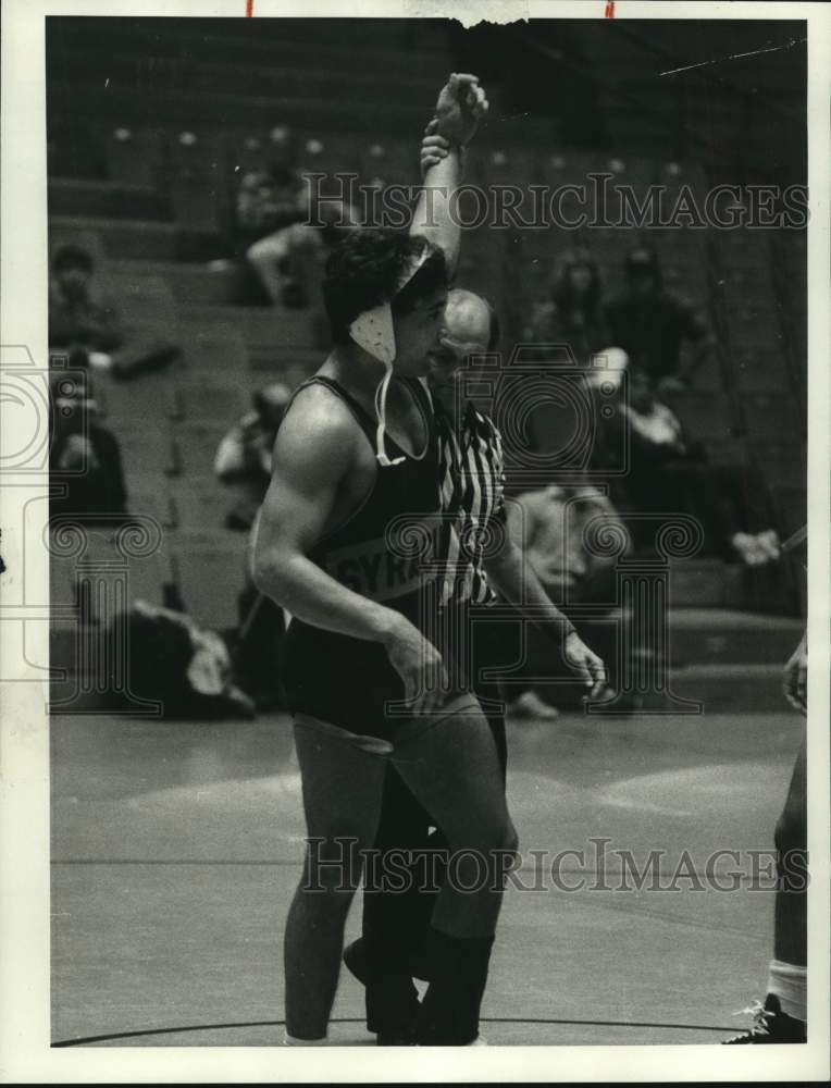 1985 Press Photo Referee raises arm of Syracuse University wrestler Wayne Catan - Historic Images