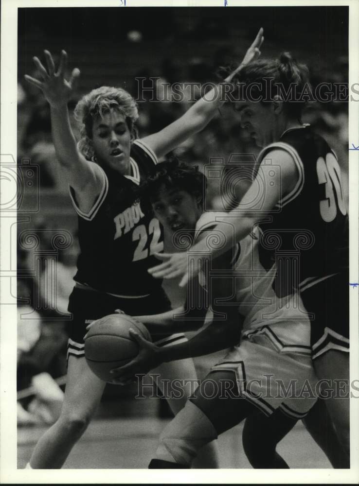 Press Photo Syracuse U basketball player Simone Courtlandt is double-teamed - Historic Images