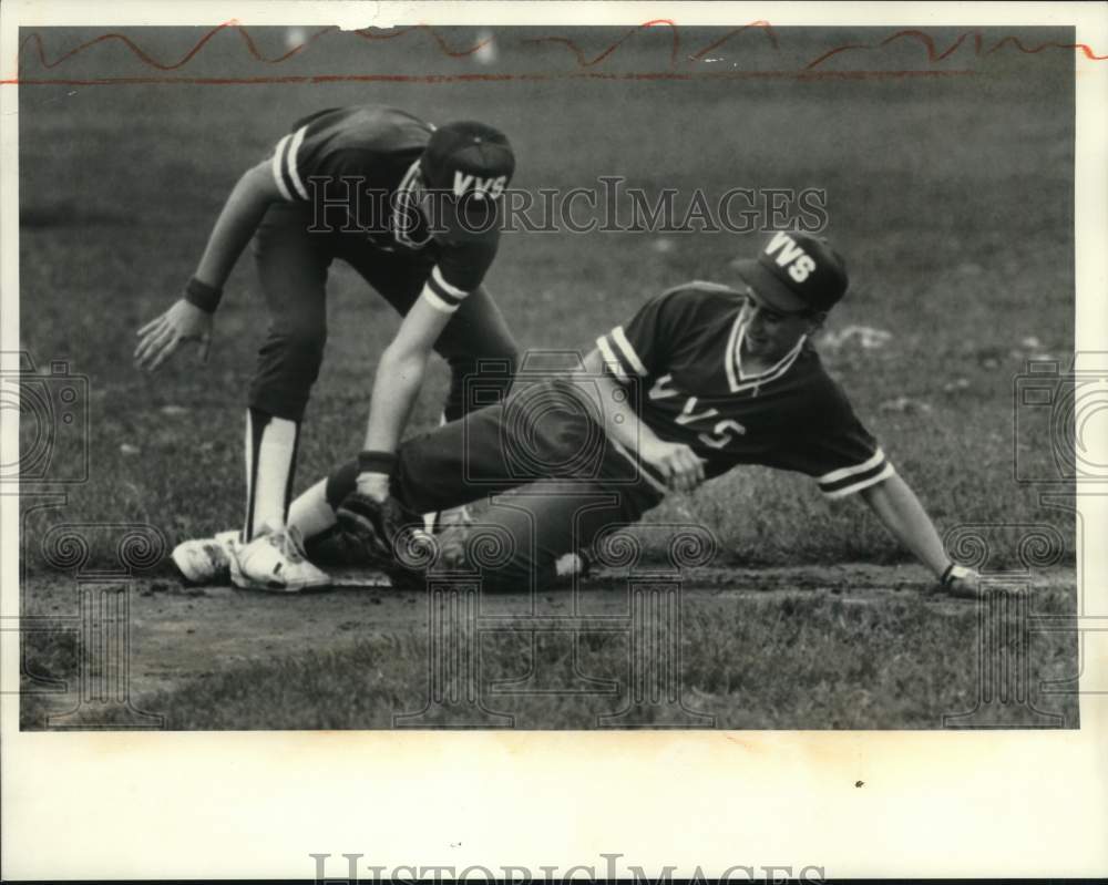 1988 Press Photo Vernon Verona Sherrill baseball player Scott Munroe tags Drake - Historic Images