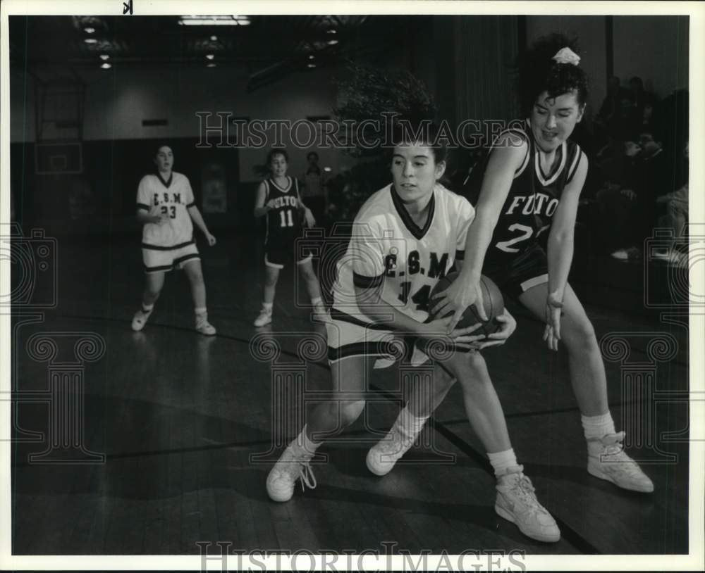 1982 Press Photo East Syracuse-Minoa basketball player Kim Popek grabs the ball - Historic Images