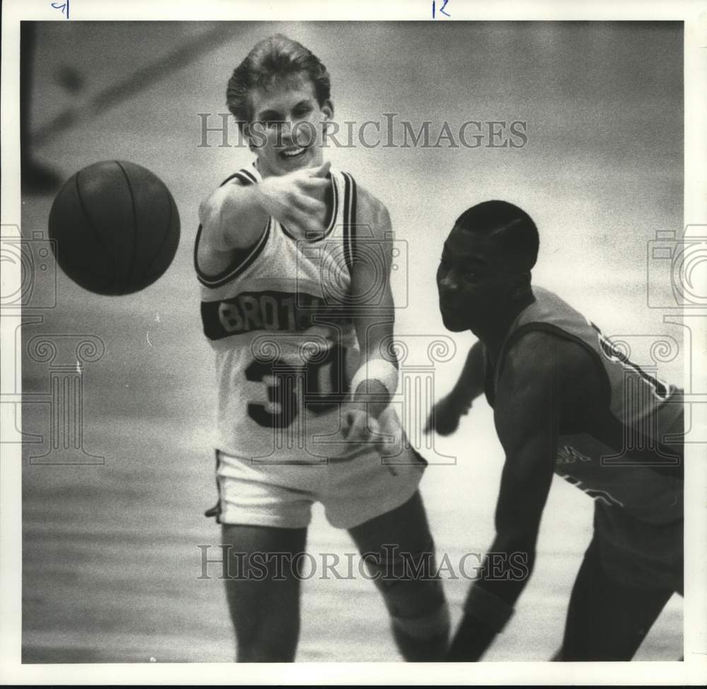 1986 Press Photo CBA basketball player Nelson Whitmore guarded by John Neal- Historic Images