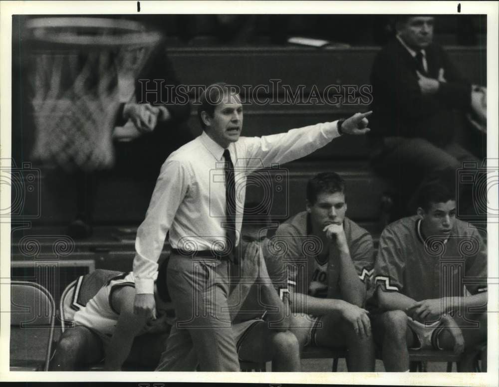 Press Photo LeMoyne College basketball coach John Beilsein yells at referee - Historic Images