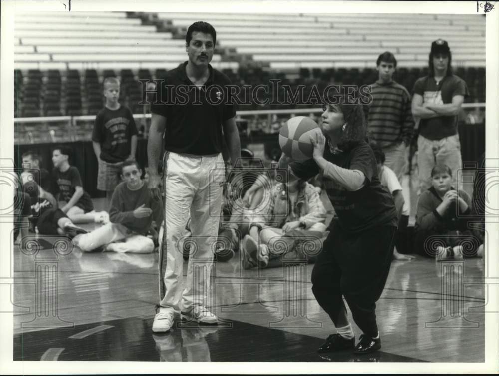 1990 Press Photo Miami Heat basketball coach Tony Fieorentino hosts kids clinic - Historic Images