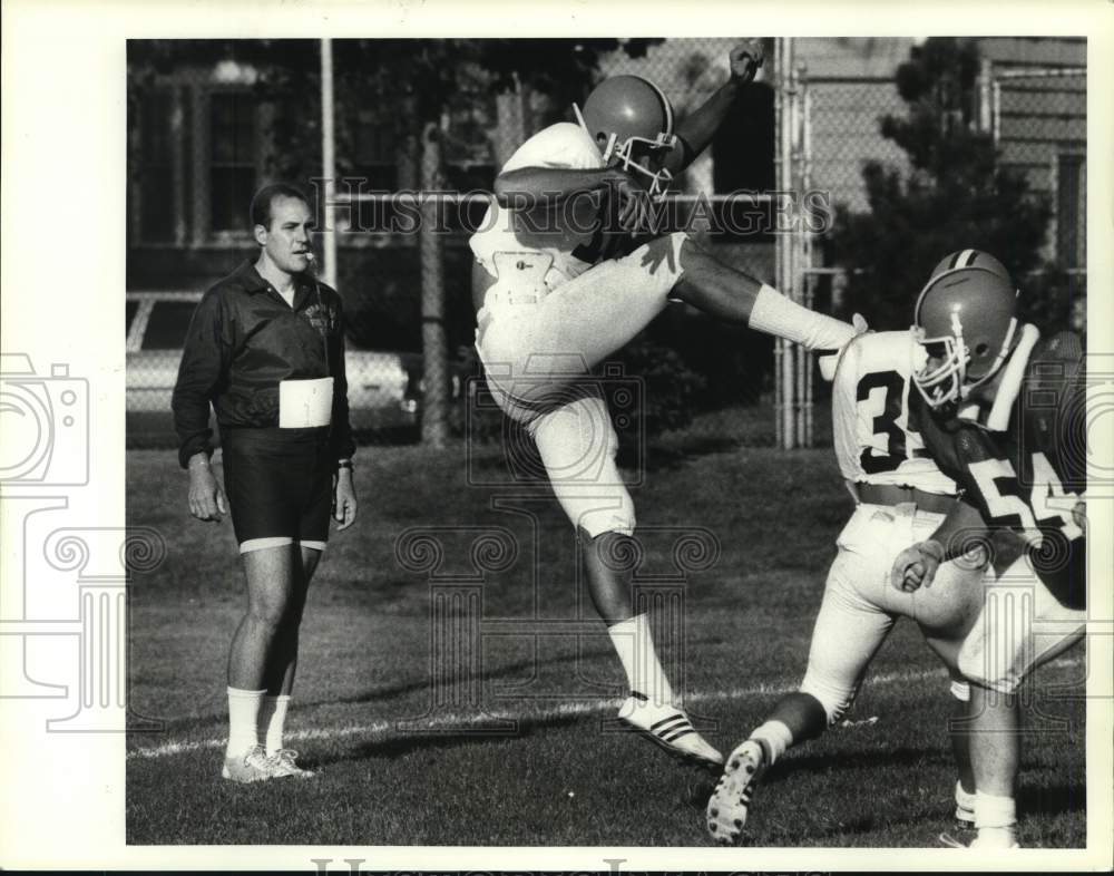 1982 Press Photo Syracuse University football Ken Conaster watches punter- Historic Images