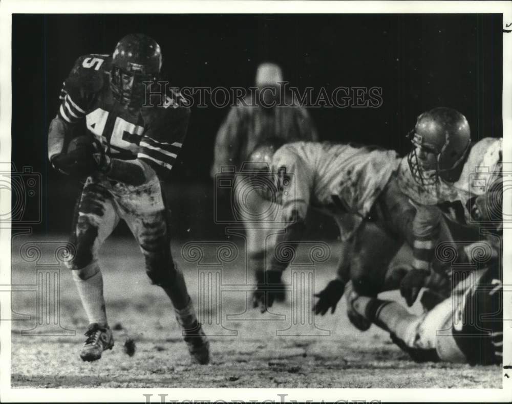 1987 Press Photo Cicero North Syracuse football player Jim Everts evades defense - Historic Images