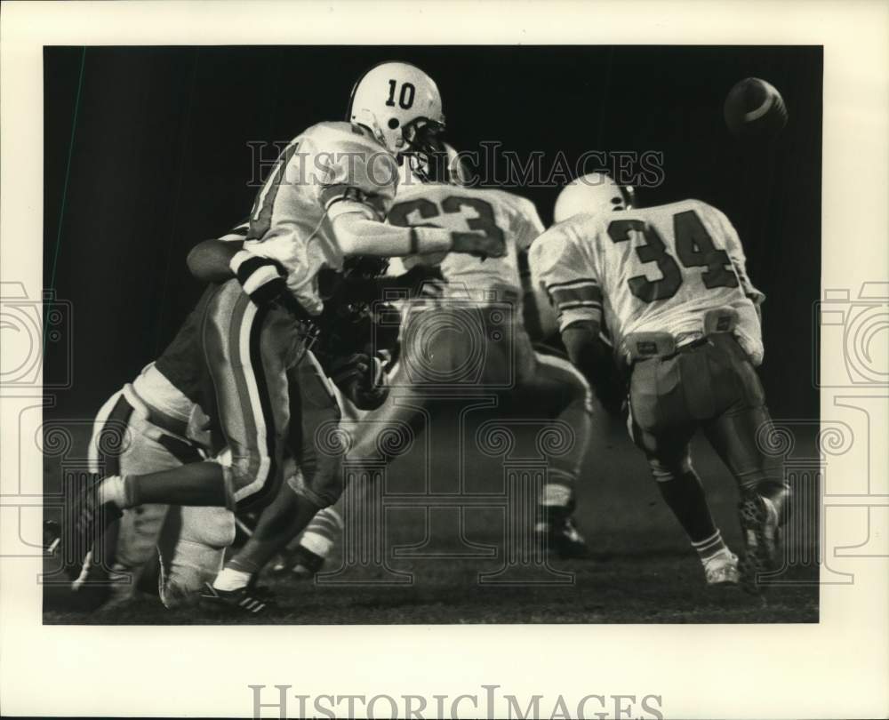 1989 Press Photo Liverpool football quarterback #10 Matt McFee fumbles ball - Historic Images