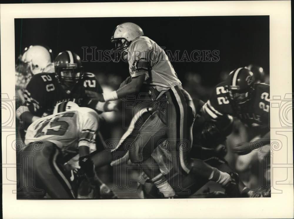 1989 Press Photo Liverpool football player Dave Szczesniak runs by defenders- Historic Images