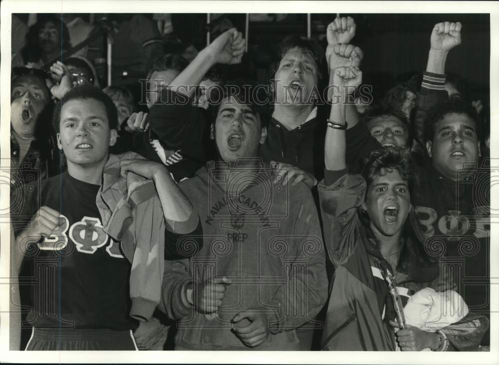 1986 Press Photo Boxing fans cheer Matt Farrago on at the War Memorial, Syracuse - Historic Images