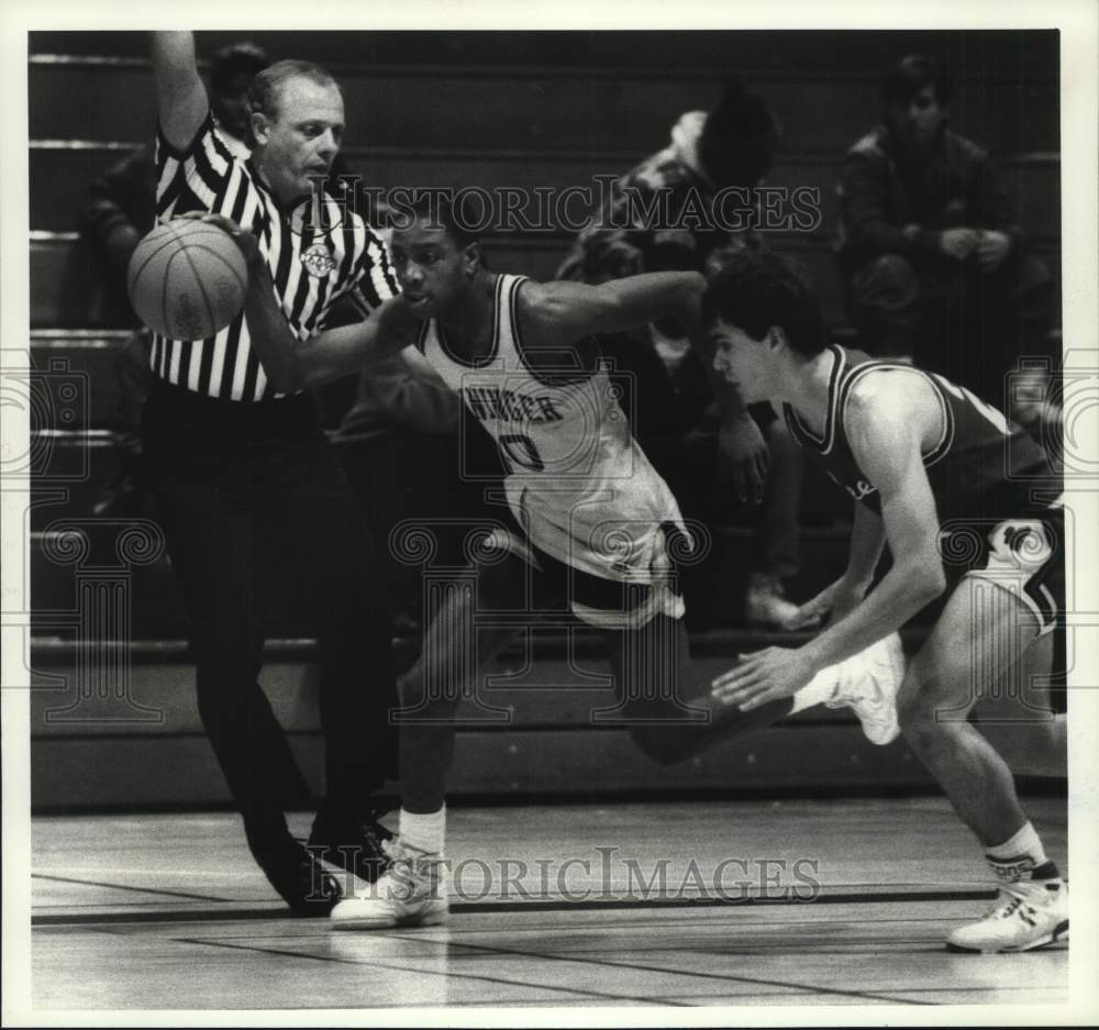 1988 Press Photo Henninger basketball player Kevin Donovan dribbles by defender- Historic Images