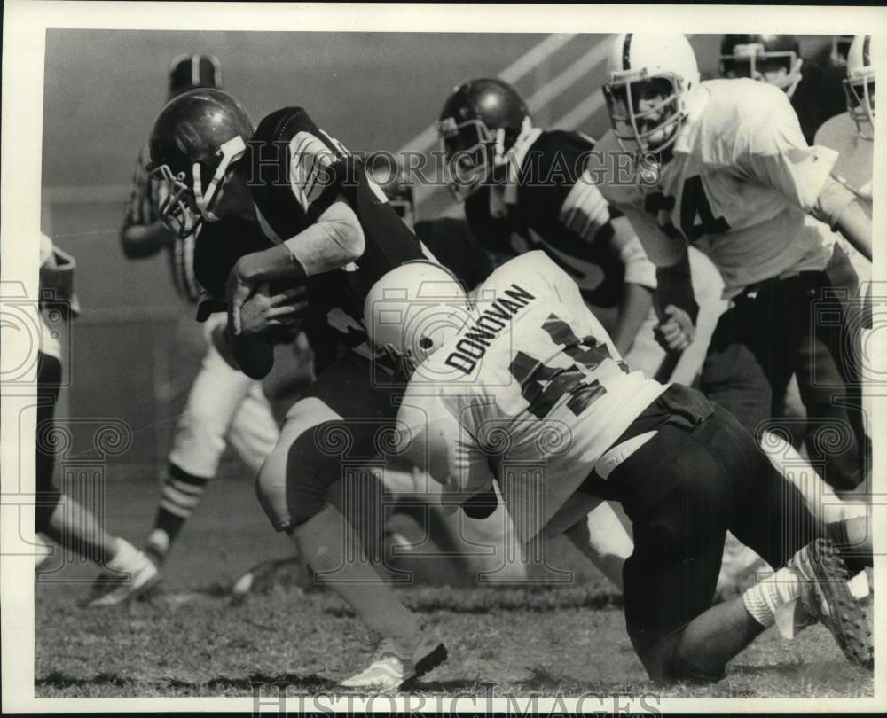 1984 Press Photo Fayetteville-Manlius football player Mark Donovan makes tackle - Historic Images