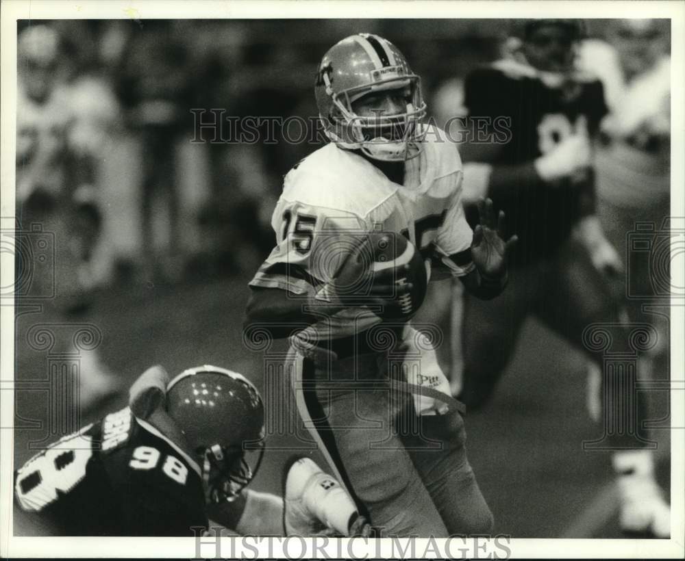 1988 Press Photo Syracuse University football player Keith Friberg tackle&#39;s QB- Historic Images