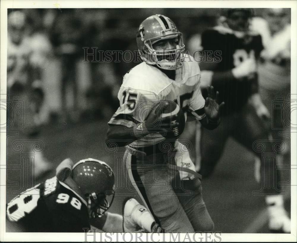 1988 Press Photo Syracuse University football player Keith Friberg tackle's QB- Historic Images