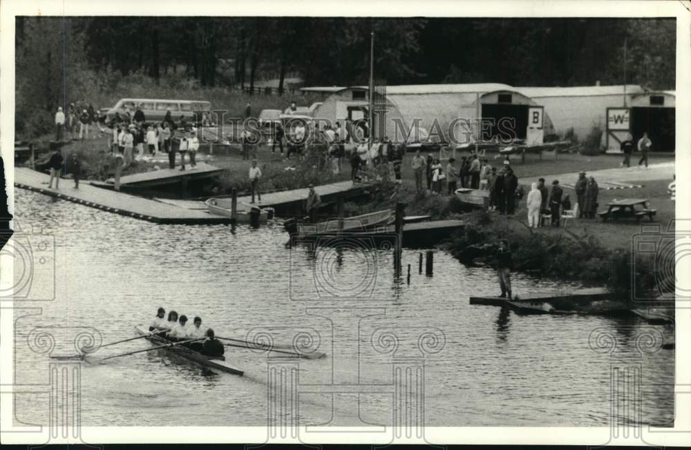 1987 Press Photo Spectators watch head of the Erie Regatta race on Onondaga Lake - Historic Images