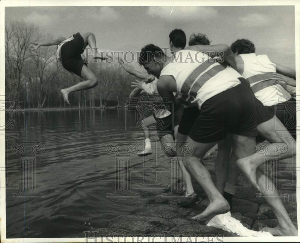 1987 Press Photo Syracuse U Crew members toss coxswain in water after win - Historic Images