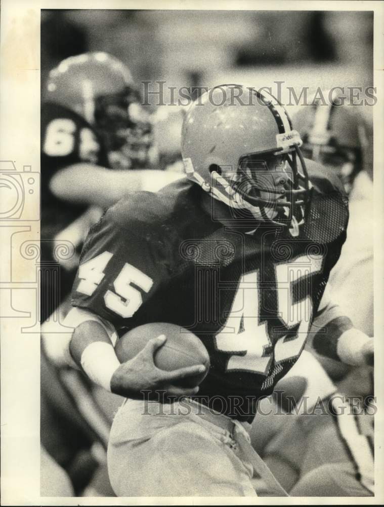 1984 Press Photo Syracuse U football running back Jaime Covington runs upfield - Historic Images