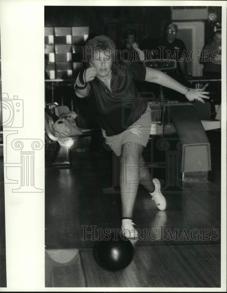 1985 Press Photo Ladies Pro Tour bowler Pat Costello at Syracuse Bowling Center- Historic Images