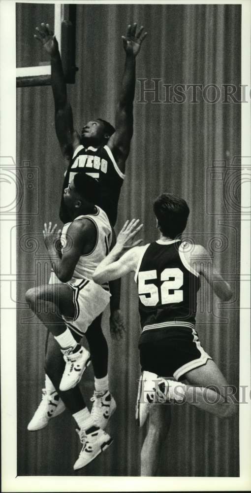 1988 Press Photo LeMoyne College Basketball Player Julius Edwards Shoo 1988-press-photo-lemoyne-college-basketball-player-julius-edwards-shoo