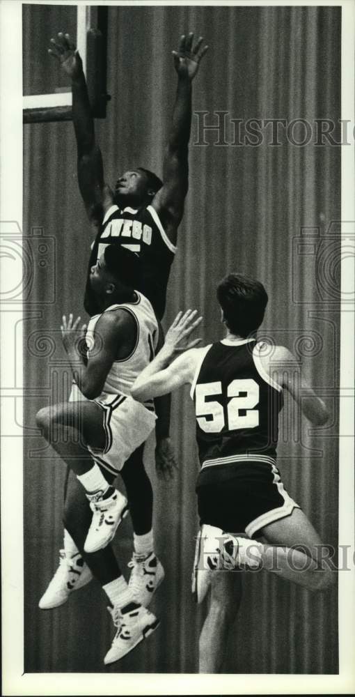 1988 Press Photo LeMoyne College basketball player Julius Edwards shoots ball- Historic Images