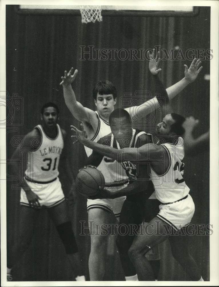 1985 Press Photo LeMoyne College basketball players surround Queen&#39;s E Yorke - Historic Images