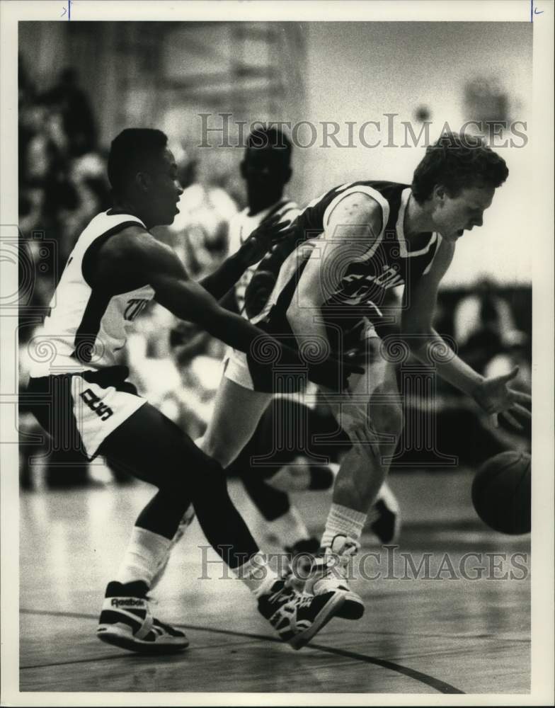 1989 Press Photo Onondaga Central School basketball player Rico Irvin guards - Historic Images