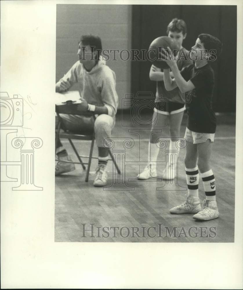 1986 Press Photo Rick Beagle shoots basketball in free throw shooting contest - Historic Images