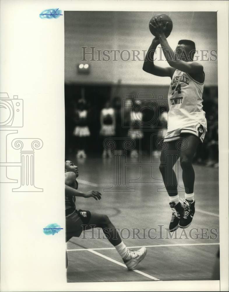 1989 Press Photo Jamesville-Dewitt basketball player Bernard Blunt passes ball - Historic Images